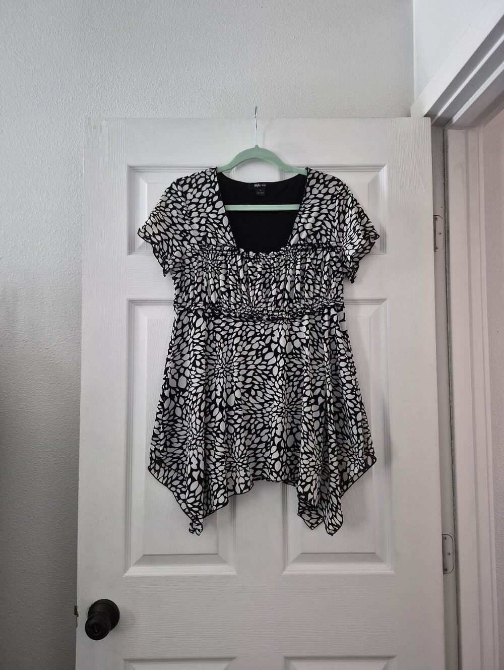 Style & Co. Black and White Leaf-Print Short Sleeve Tunic